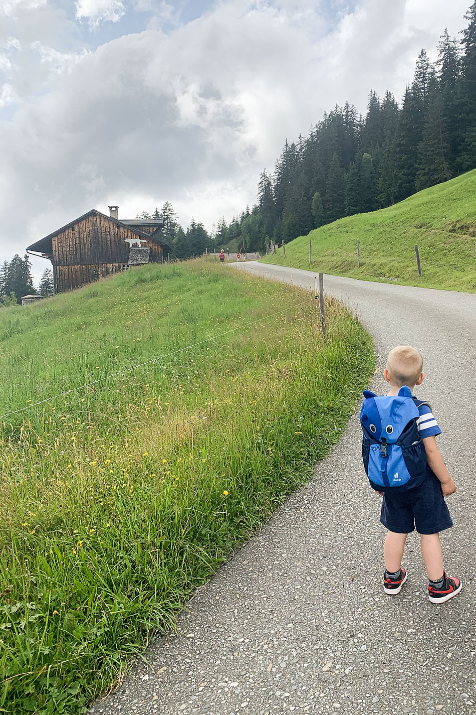 Unterwegs-auf-einer-Wanderung.jpg