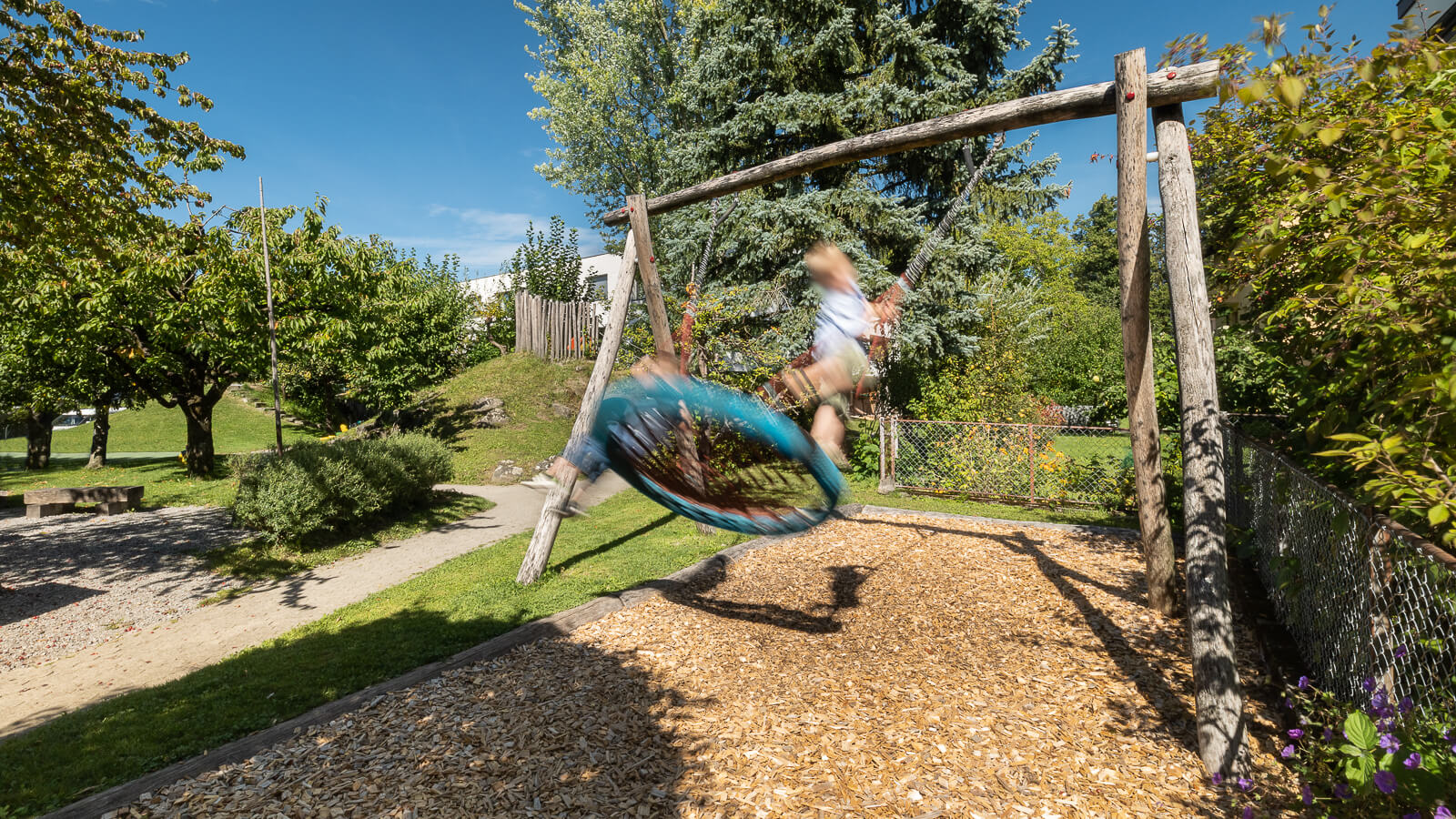 KinderheimTitlisblick-Aussen Schaukel_web.jpg